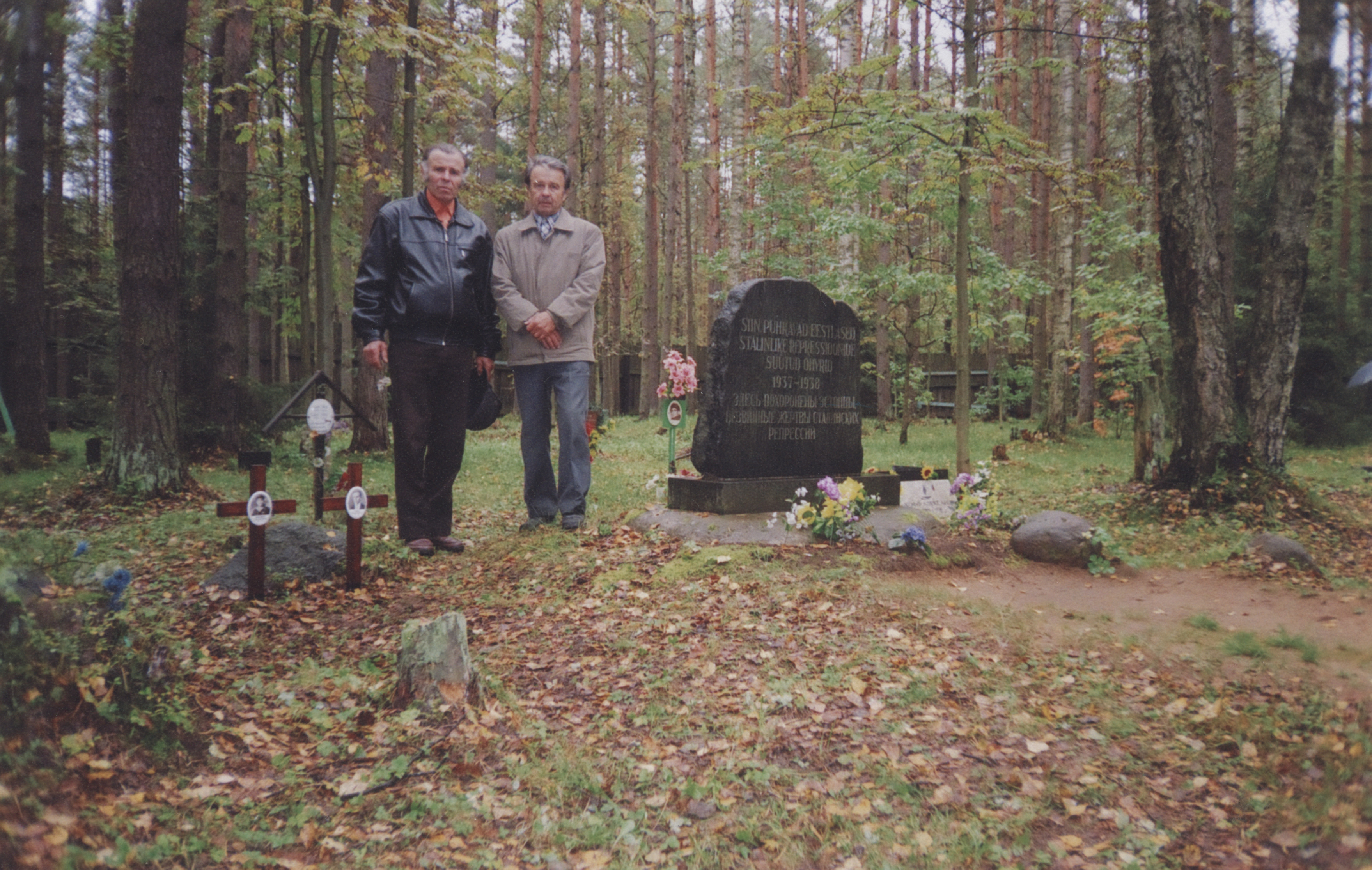 Адольф и Эдуард Партс, внучатые племянники Р. И. Юренберга, в день установки памятного знака